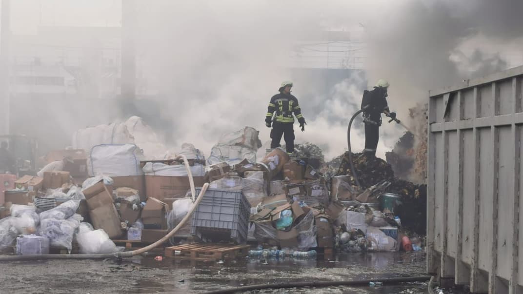 В Обухові Київської області виникла пожежа на території підприємства, яке спеціалізується на утилізації хімічних речовин та медичних препаратів