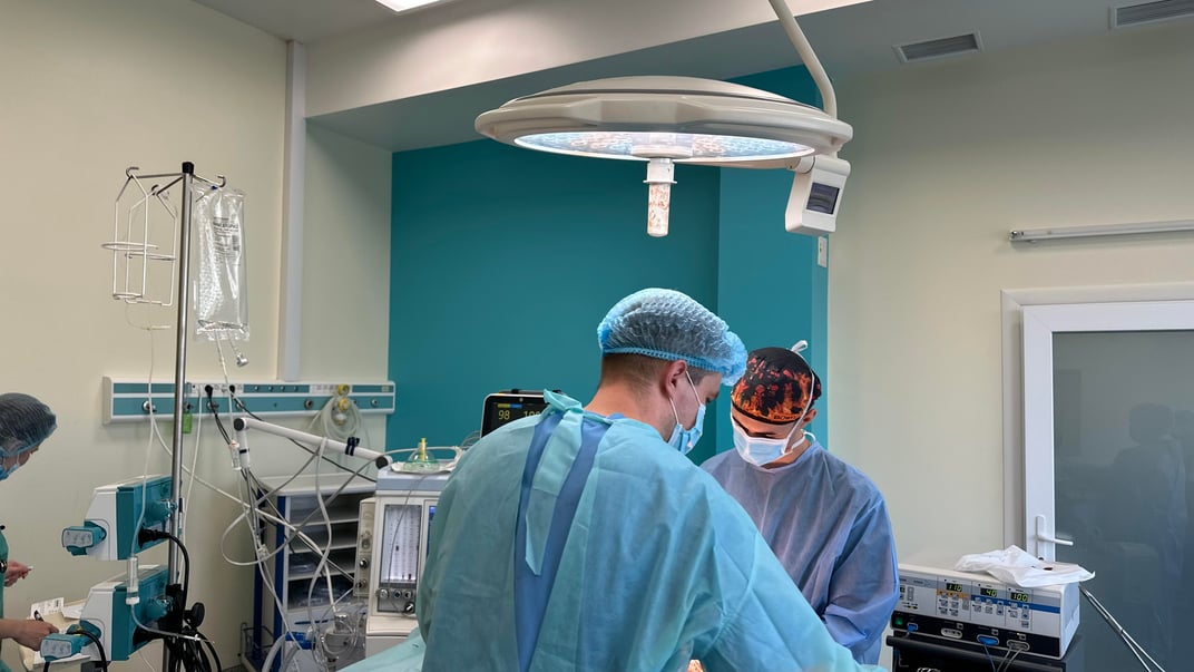 Львовские медики оперируют человека, пострадавшего в результате российского ракетного обстрела, 4 сентября 2024 года