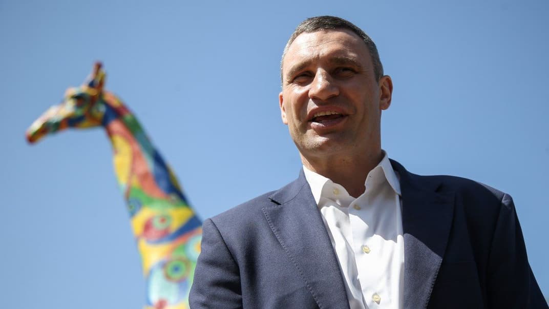 Через політичні дискусії навколо мера Віталія Кличка у невиграшному становищі опинилась вся Київська міська рада (на фото — Кличко у столичному зоопарку, 26 квітня 2019 року)