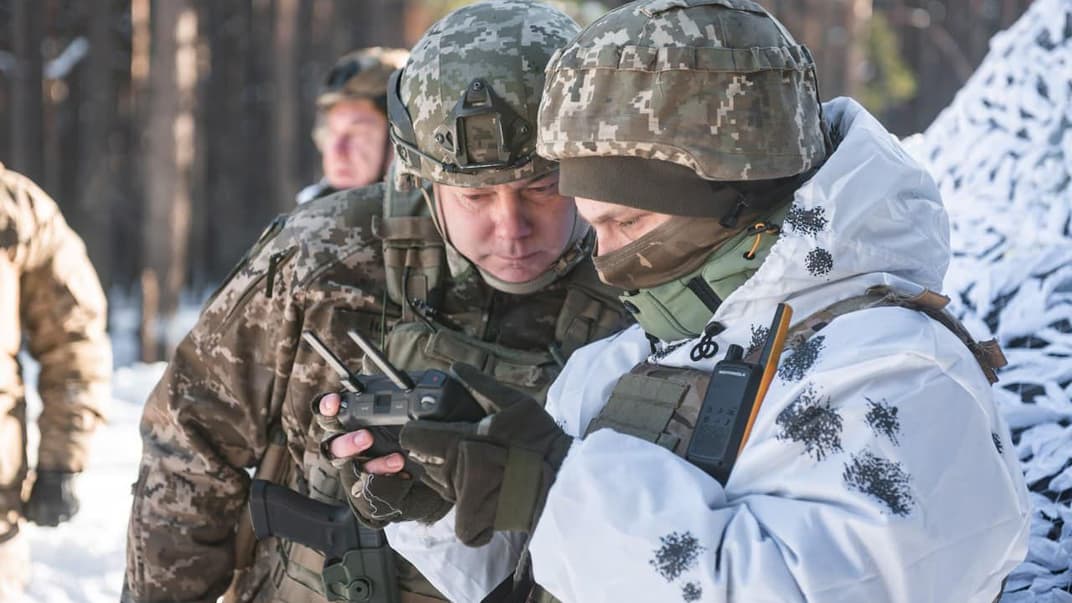 Командувач Об'єднаних сил ЗСУ Сергій Наєв (ліворуч) з військовим на Чернігівщині