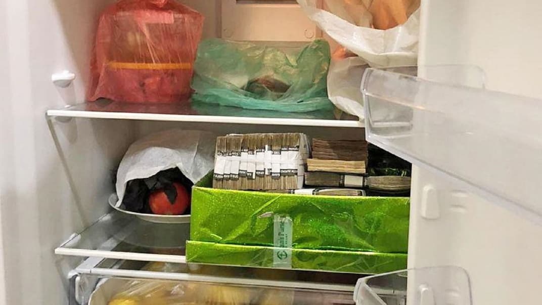 Замороженные активы: СБУ нашла 1,2 млн грн в холодильнике руководителей Укрзализныци