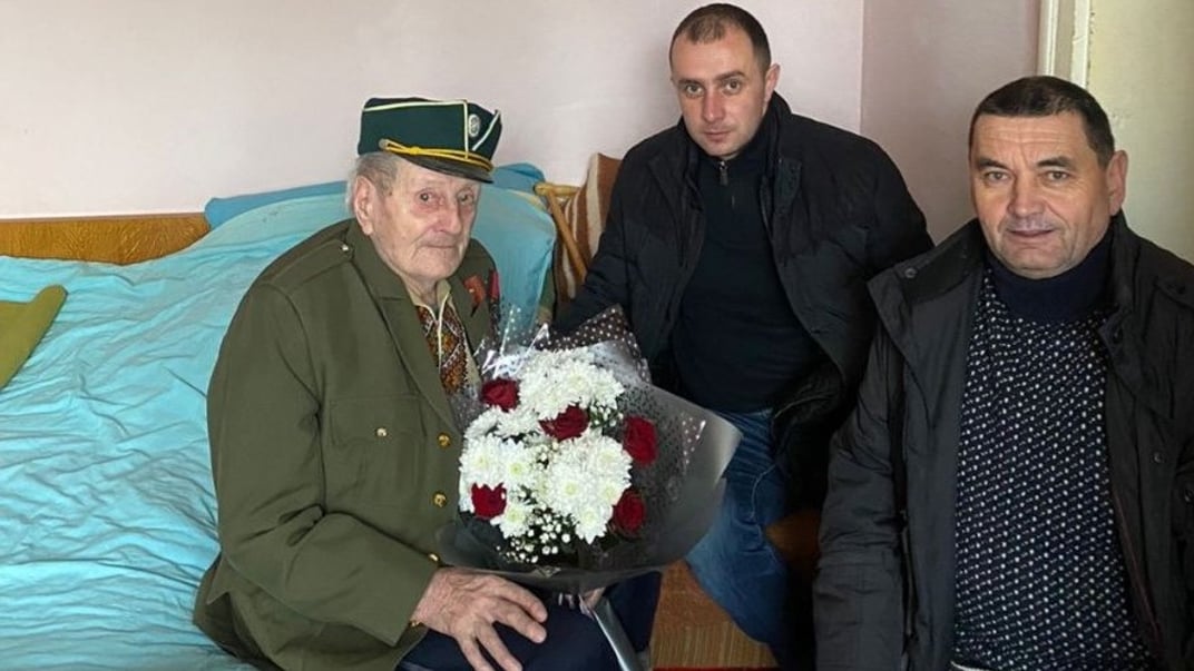 Зв’язковий УПА Микола Негрич святкує 95-річний ювілей. Поруч — селищний голова Богдан Клим’юк та керівник Делятинського краєзнавчого музею Андрій Мисюк
