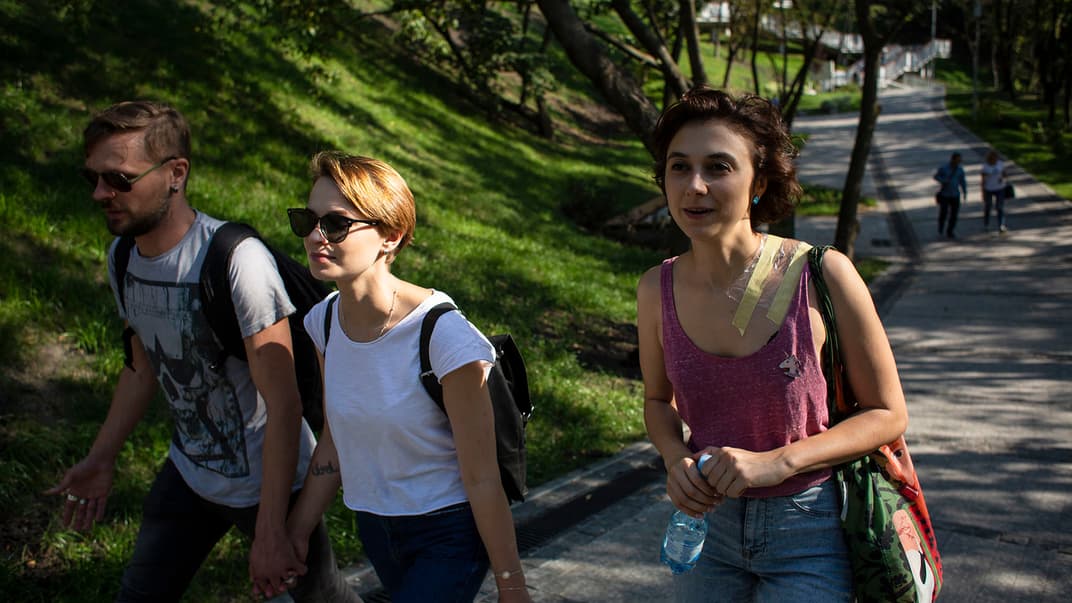 Інеса Матюшенко (праворуч) з подругою Юлією Балан (у центрі) створили проект Cancel-R, який підтримує онкоодужуючих