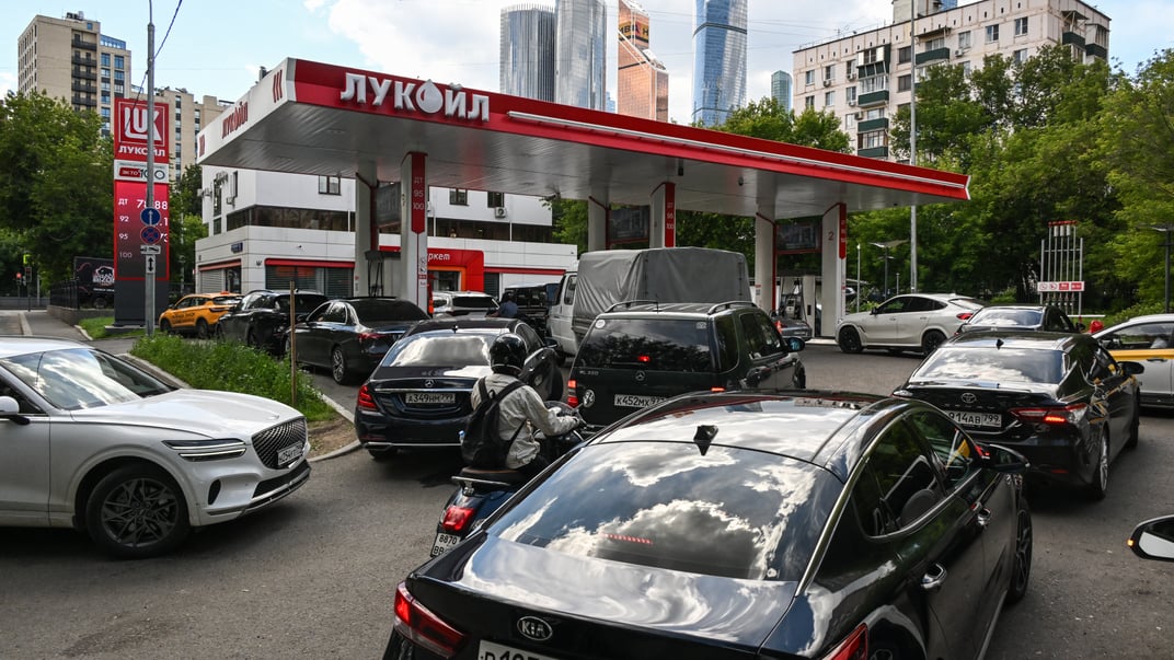 Люди стоят в очереди на заправке «Лукойл», Москва, 24 июня 2026 года
