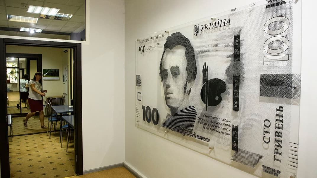 Любая страна, которая объявляет дефолт, сталкивается с падением доверия инвесторов