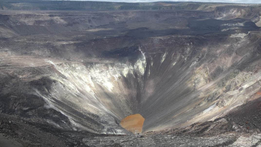 Эта бурое пятно на фото — озеро в кратере вулкана Килауэа на Гавайях. По площади оно более 3,5 га