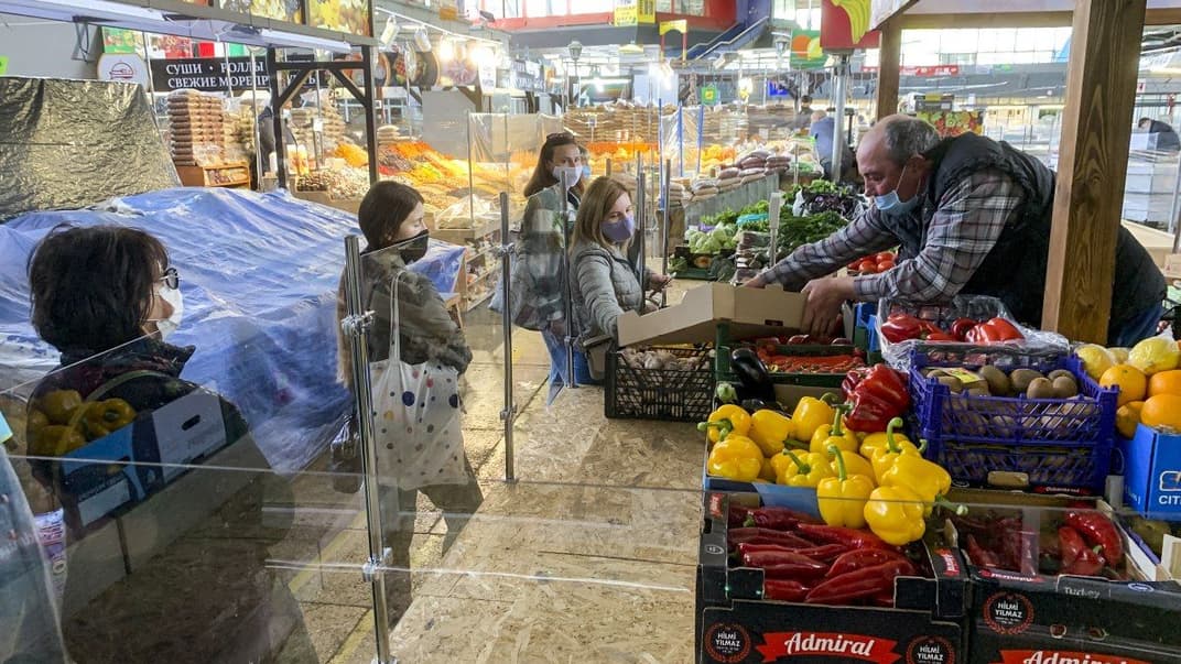 Торгівля на Житньому ринку під час карантину, Київ, 13 травня 2020 року