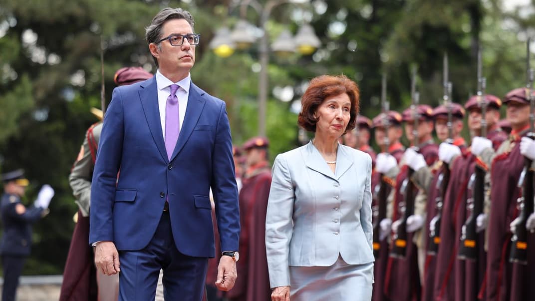 Колишній та теперішня президенти Північної Македонії Стево Пендаровський та Гордана Сільяновська-Давкова під час передачі посади, 12 травня 2024 року