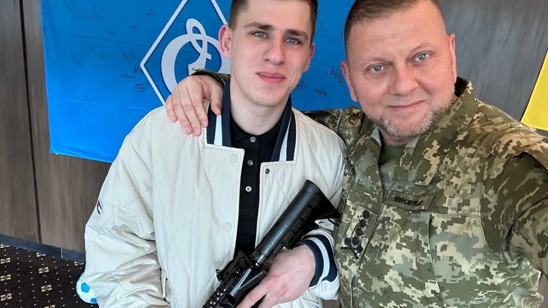 Главнокомандующий Вооруженными силами Украины генерал Валерий Залужный и старший солдат 92 отдельной механизированной бригады им. Ивана Сирко Руслан Зубарев