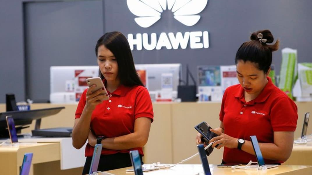 Продавчині перевіряють смартфони Huawei в фірмовому магазині у Бангкоку, Таїланд, 21 травня 2019 року