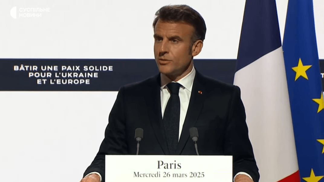 Президент Франции Эмманюэль Макрон во время встречи с президентом Украины Владимиром Зеленским в Париже 26 марта 2025 года