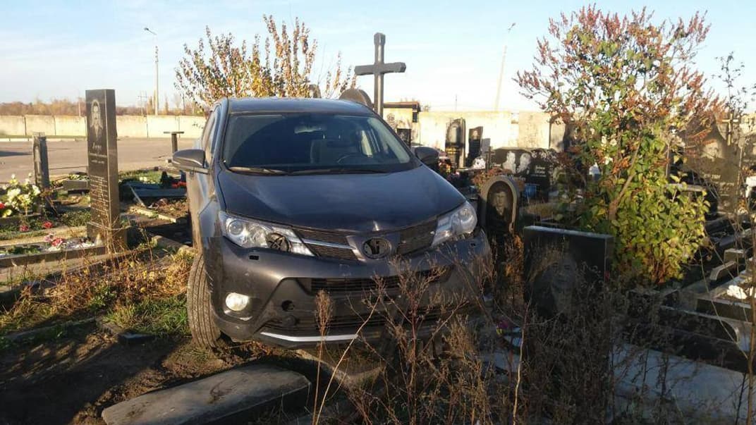 Поліція не повідомляє, хто був за кермом машини, яка їздили по кладовищі. Місцеві ЗМІ ж повідомляють, що за водієм авто є священик