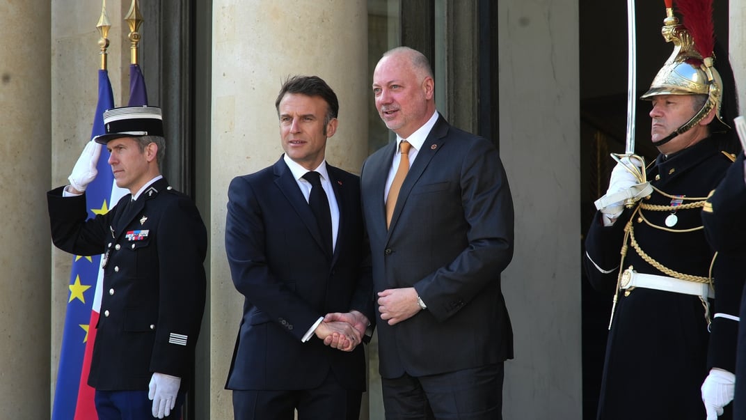 Прем’єр-міністр Болгарії Росен Желязков тисне руку президенту Франції Емманюелю Макрону в Парижі 27 березня 2025 року