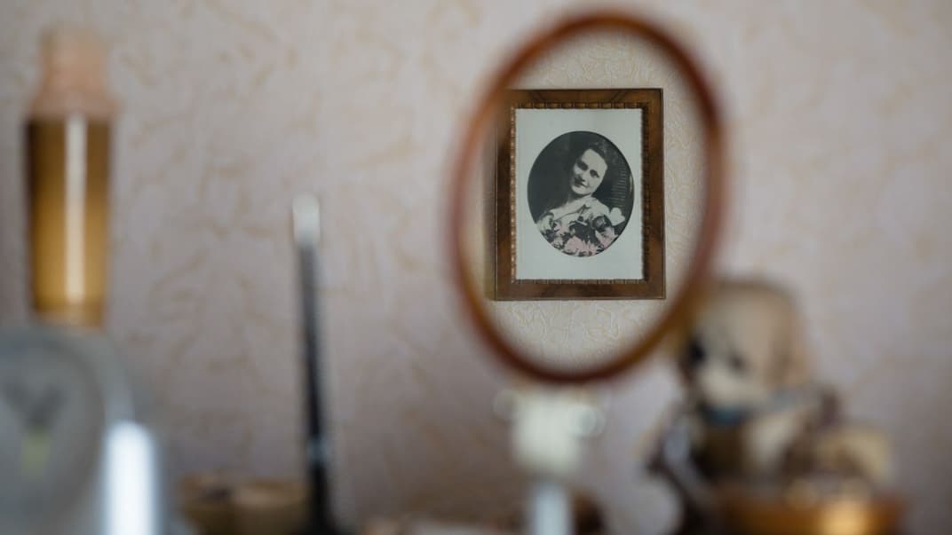 Портрет Дины Проничевой, одной из тех, кто выжил во время расстрелов в Бабьем Яру, на стене в квартире ее сына Владимира