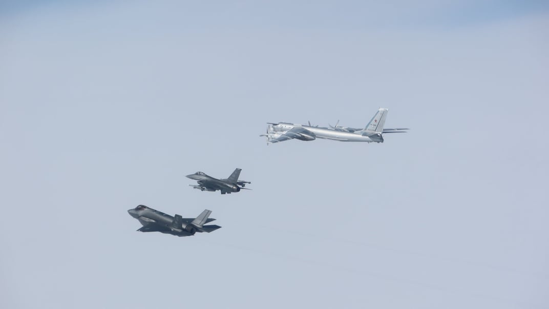 Винищувачі Командування аерокосмічної оборони Північної Америки перехоплюють російський ТУ-95 поблизу Аляски