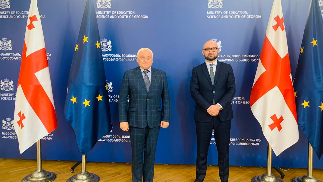 Бывший временный поверенный Украины в Грузии Михаил Харишин (слева)