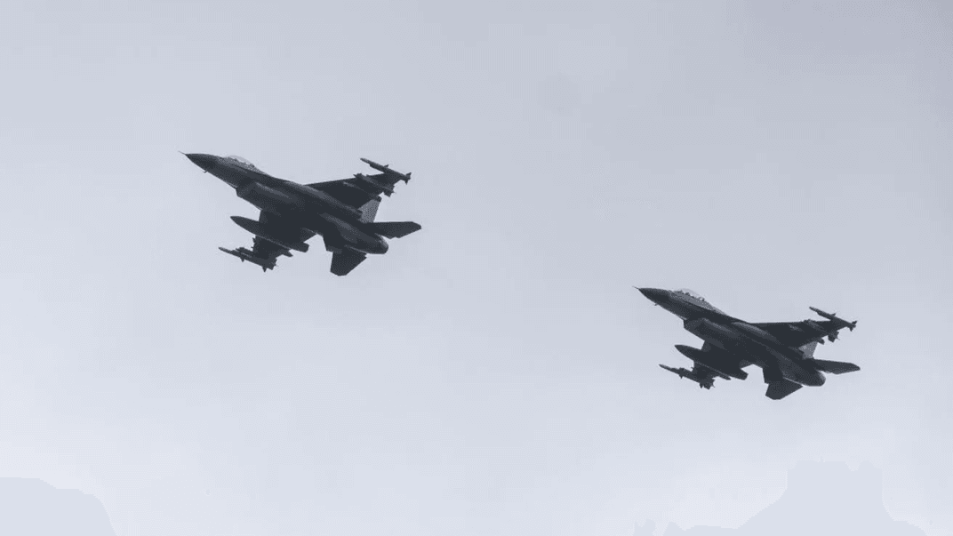 Ілюстративне фото. Винищувачі F-16 у небі