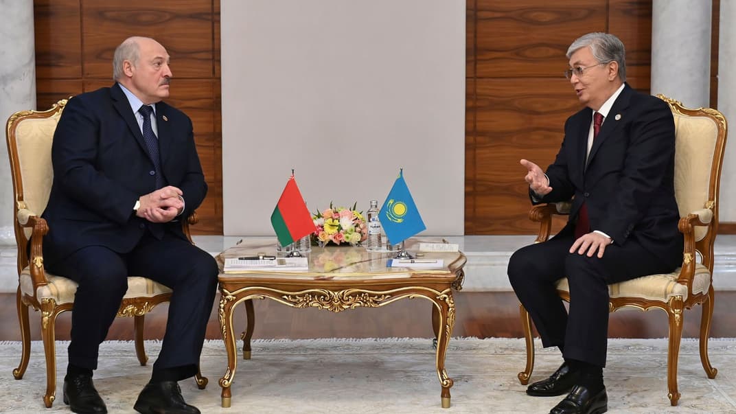 Самопроголошений президент Білорусі Олександр Лукашенко (ліворуч) та президент Казахстану Касим-Жомарт Токаєв, 13 жовтня 2022 року