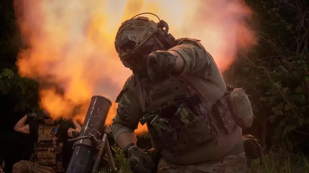 Український солдат жестикулює, ведучи вогонь у бік російських позицій на передовій у Запорізькій області, 24 червня 2023 року