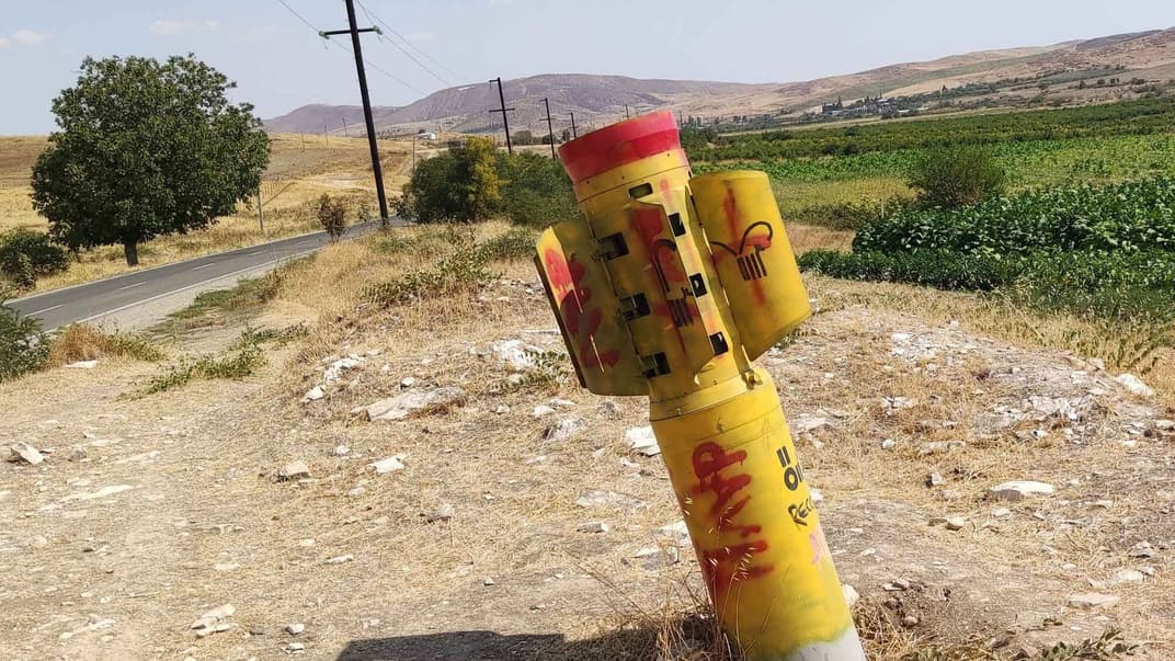 Неразорвавшийся снаряд около дороги