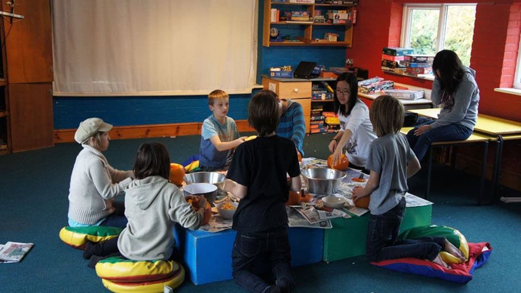 Заняття у британській демократичній школі «Саммерхілл»