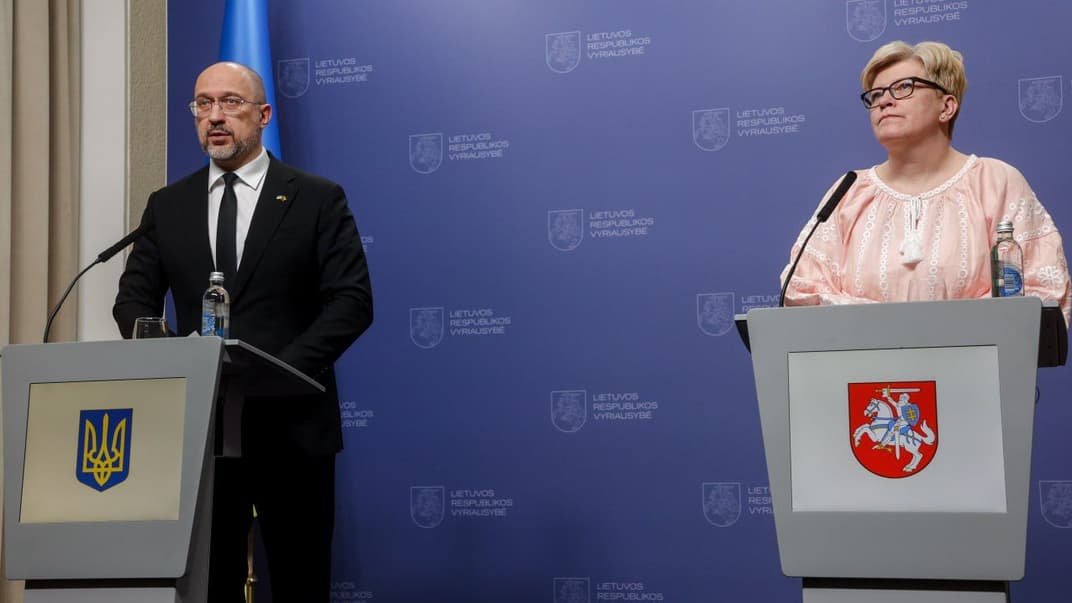 Премьер-министр Украины Денис Шмыгаль и его литовская коллега Ингрида Шимоните на совместной пресс-конференции в Вильнюсе 5 апреля