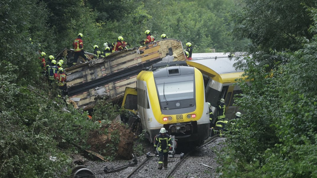 Рятувальники шукають пасажирів поїзда, що зійшов з рейок у землі Баден-Вюртемберг, 27 липня 2025 року