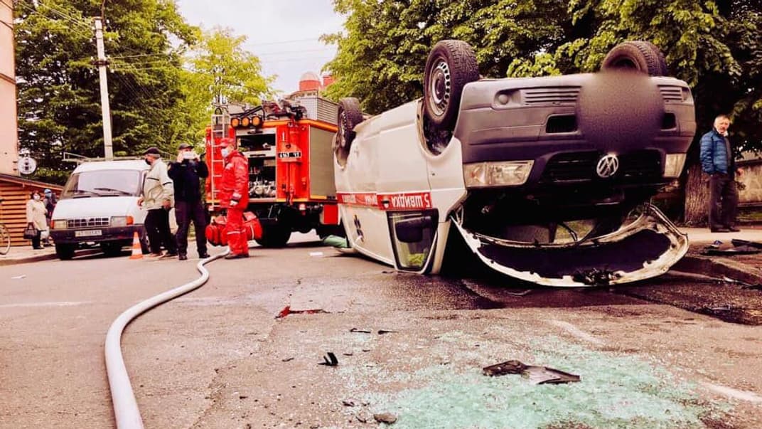 В Ивано-Франковске легковушка столкнулась с машиной скорой помощи