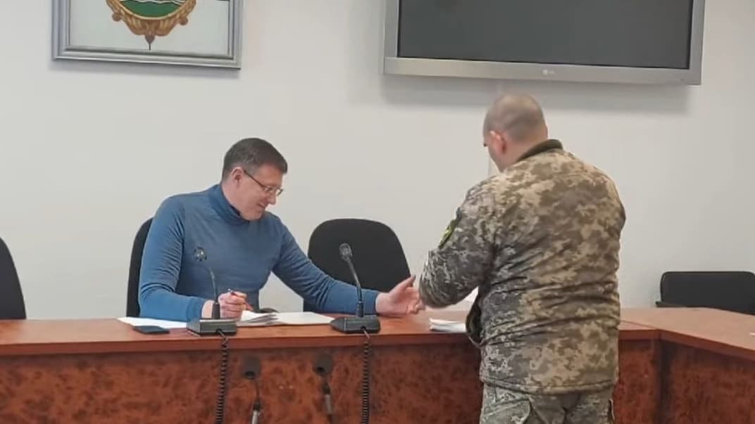 Городскому главе Броваров Игорю Сапожко вручают повестку на заседание исполкома горсовета, 31 января 2023 года