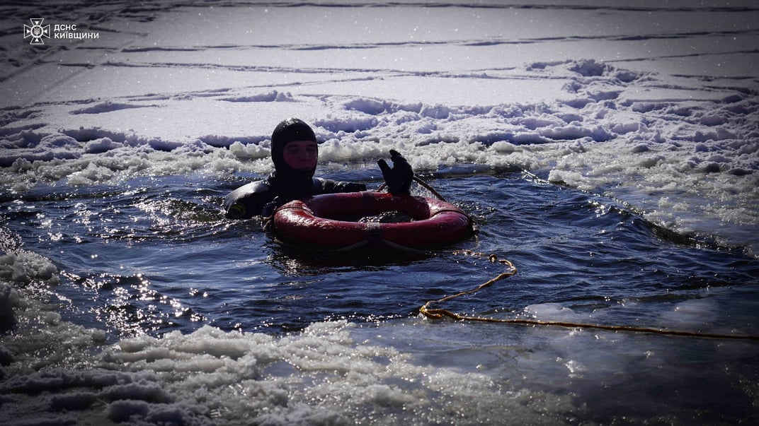 Ілюстративне фото. Рятувальник у крижаній воді
