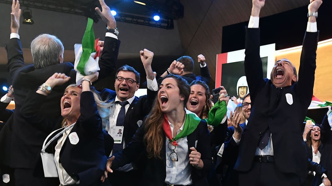 Мер Мілана Джузеппе Сала (праворуч) і члени італійської делегації на засіданні МОК, 24 червня 2019 року. Італія стала країною-господаркою наступних Зимових Олімпійських ігор