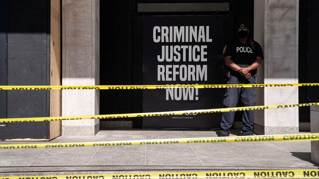 Полицейский у одного из выходов из Белого дома в Вашингтоне, где продолжаются массовые акции протеста, в том числе с требованием о реформе американской полиции, округ Колумбия, США, 7 июня 2020 года