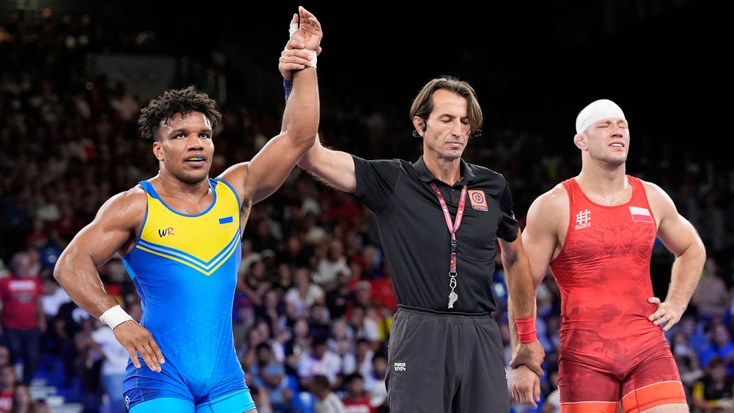 Украинец Жан Беленюк празднует победу над поляком Аркадиушем Марчином Кулиничем после поединка по греко-римской борьбе за «бронзу» в весовой категории до 87 кг на Летних Олимпийских играх 2024 года, 8 августа 2024 года