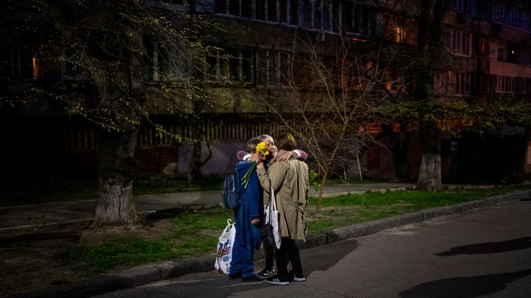 Три жінки обіймаються у Києві, 28 квітня 2022 року