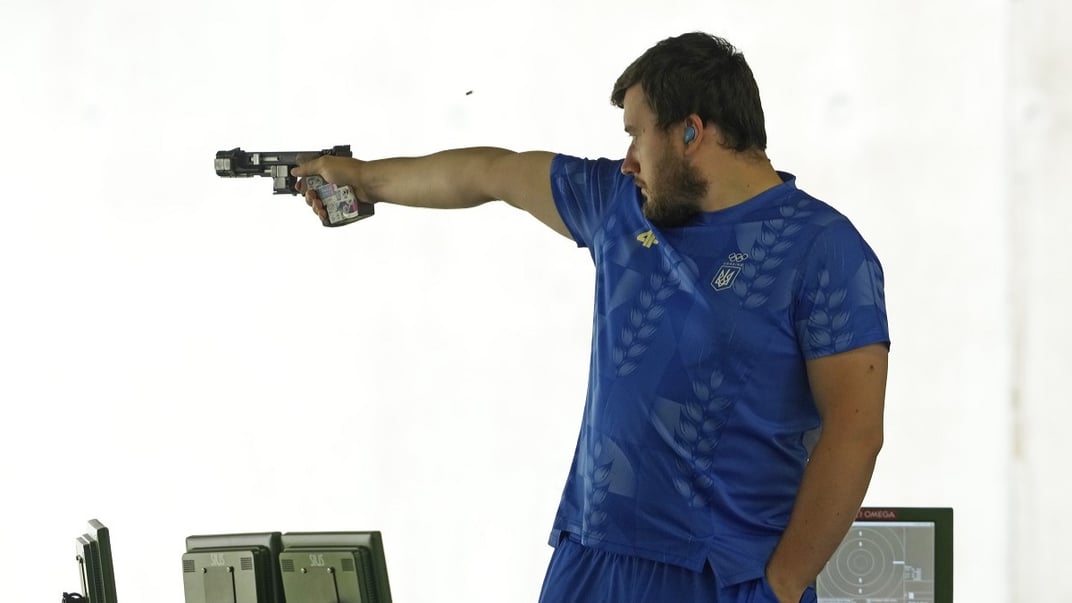 Украинец Павел Коростылев принимает участие в квалификационном раунде среди мужчин по стрельбе из быстрострельного пистолета на 25 метров на летних Олимпийских играх-2024 в воскресенье, 4 августа 2024 года