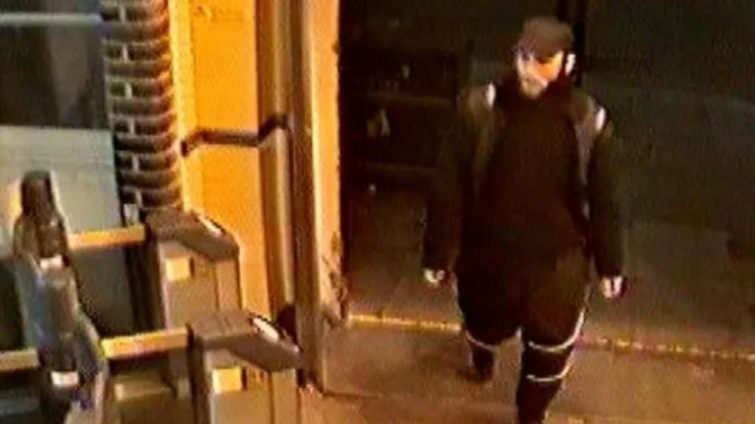 Скриншот із камери відеоспостереження, де, ймовірно, зафіксований Вільям Фернандес увечері в день помилкового звільнення з-під варти. 24 березня 2021 року