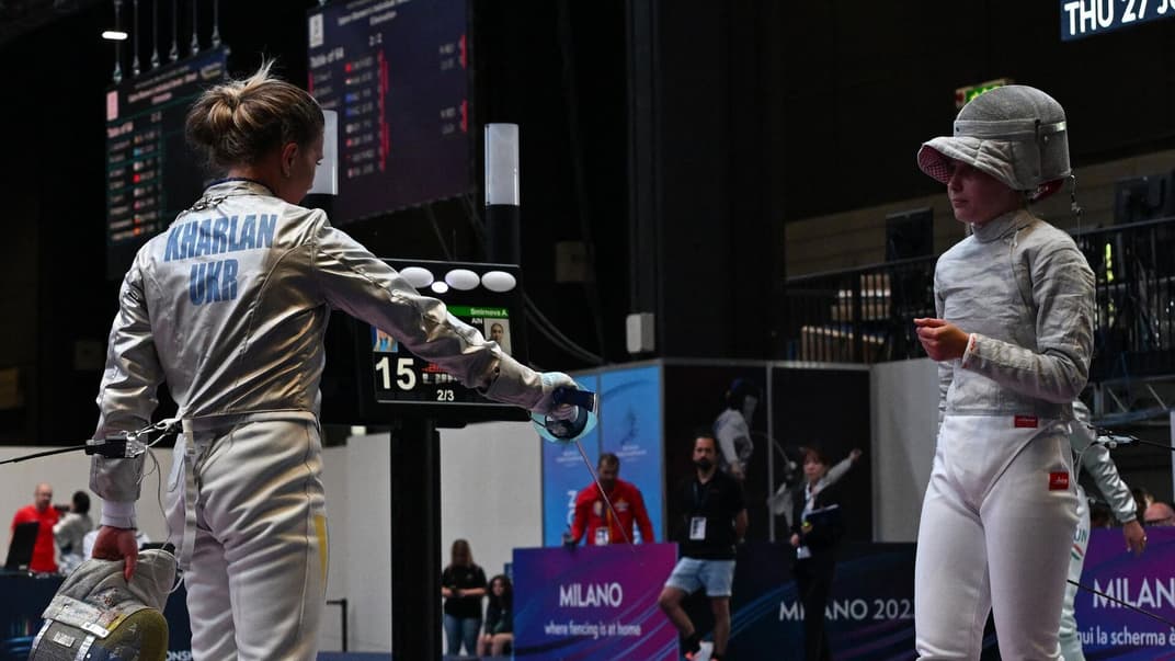 Українка Ольга Харлан та росіянка Анна Смірнова на чемпіонаті світу з фехтування в італійському Мілані, 27 липня 2023 року