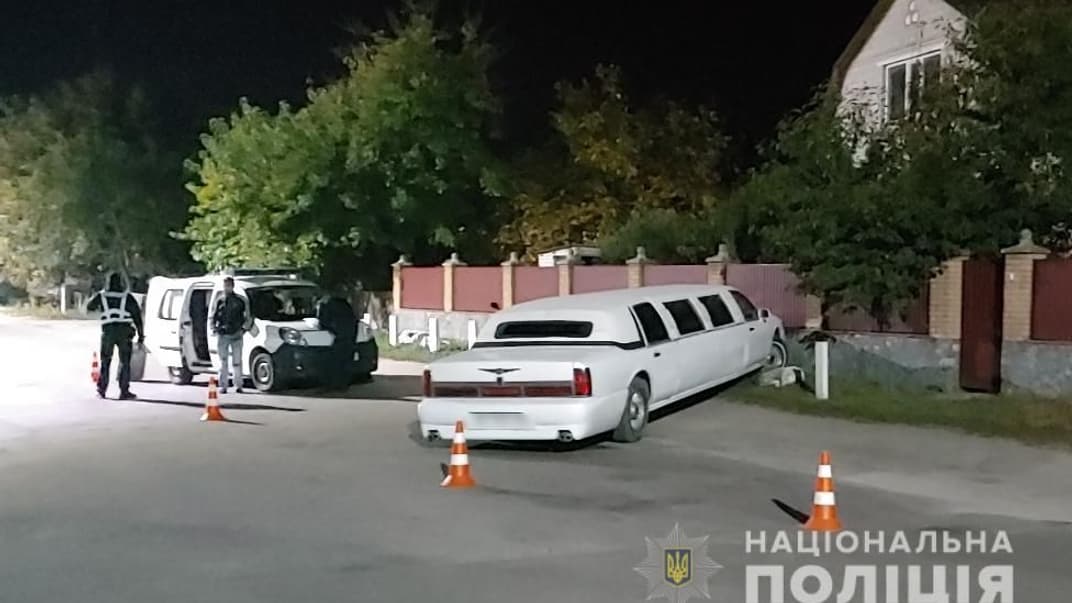 Похищенный лимузин после столкновения с забором