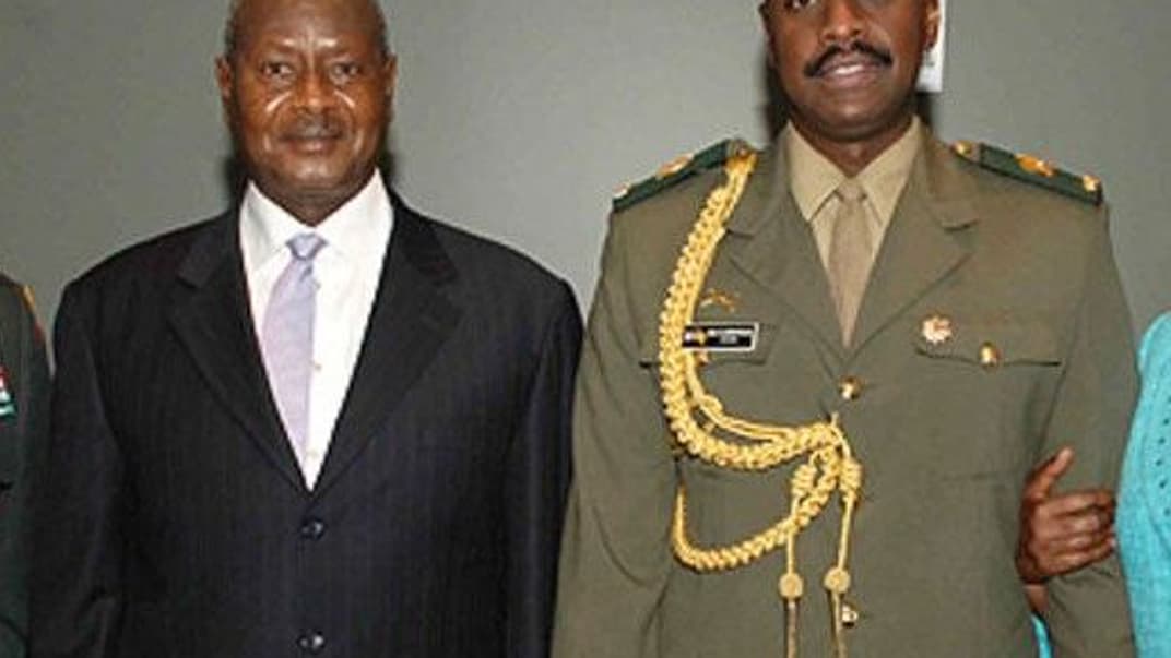 Президент Йовері Мусевені (ліворуч) із сином Мухузі Кайнеругабою із під час церемонії вручення дипломів у коледжі командування та генерального штабу армії США в Канзасі, червень 2008 року