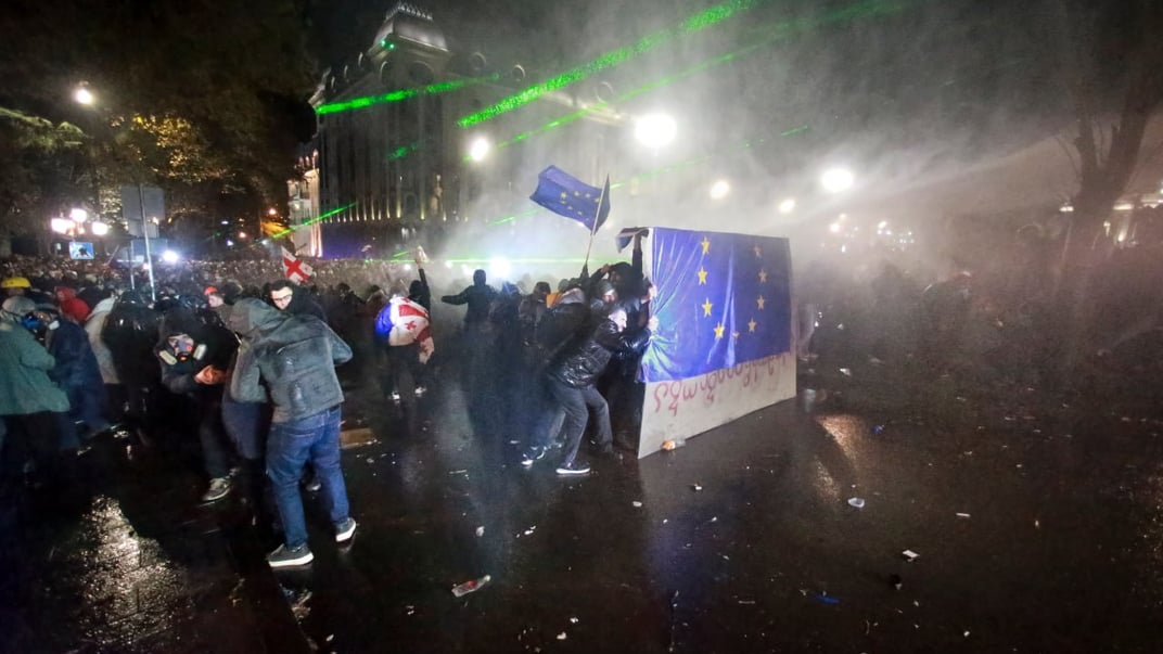Акция протеста под зданием парламента в Тбилиси, Грузия, 29 ноября 2024 года