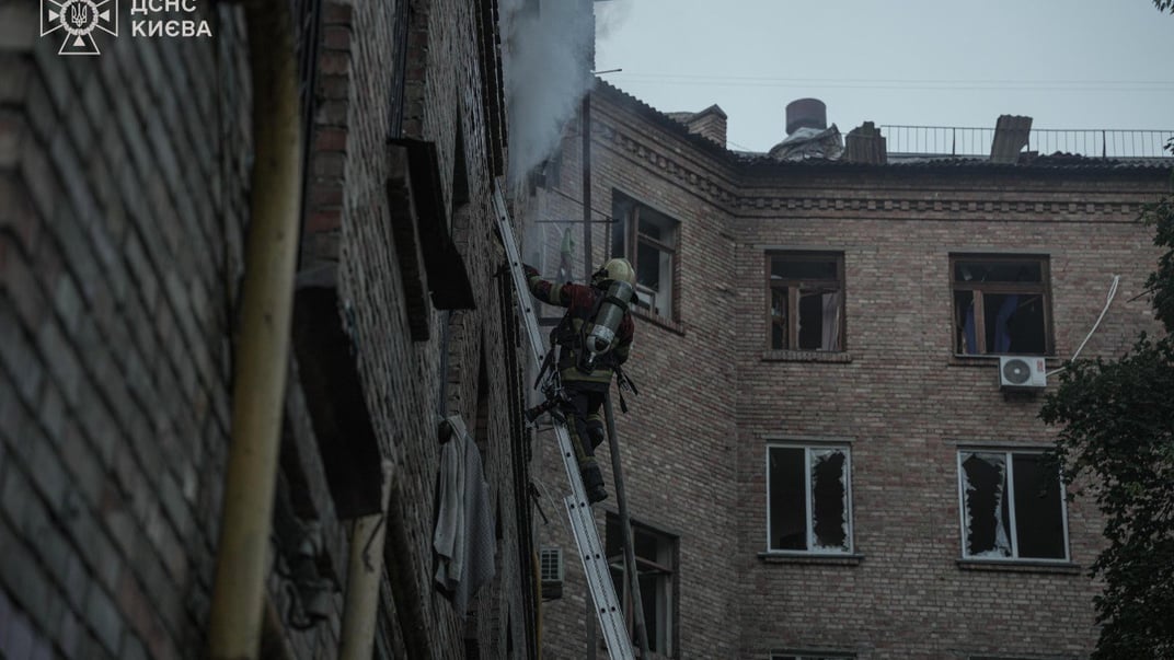 Спасатели работают на месте российской атаки в Киеве, 22 октября 2025 года