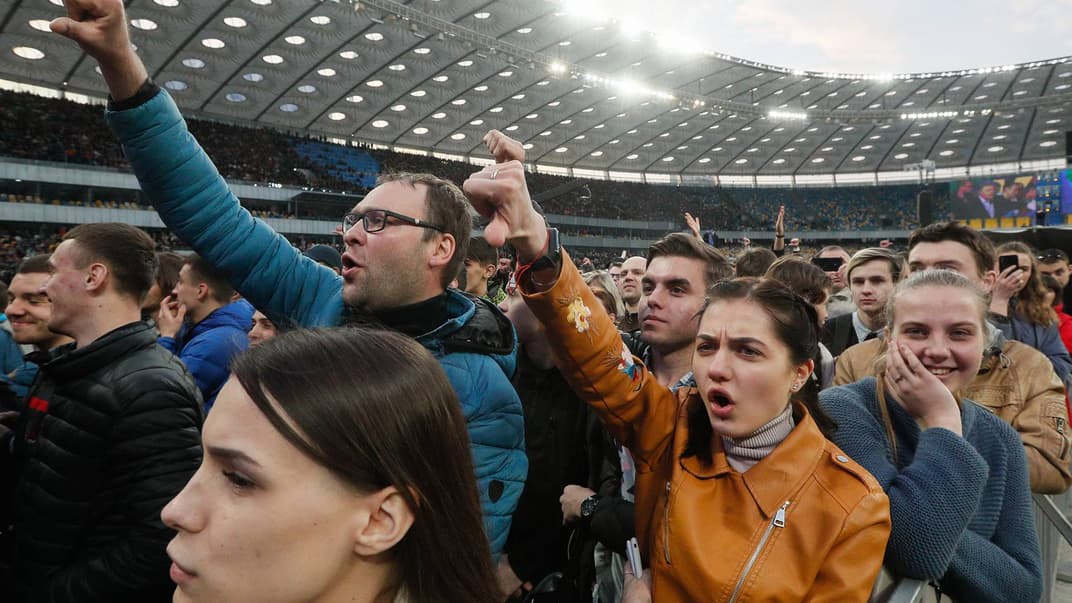 Зрители на трибунах во время дебатов между кандидатами на пост президента Украины Петром Порошенко и Владимиром Зеленским на стадионе «Олимпийский», Киев, 19 апреля 2019 года