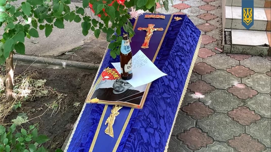 Труна, яку принесли представники Нацкорпусу до офісу «Партії Шарія», Миколаїв, 19 червня 2020 року