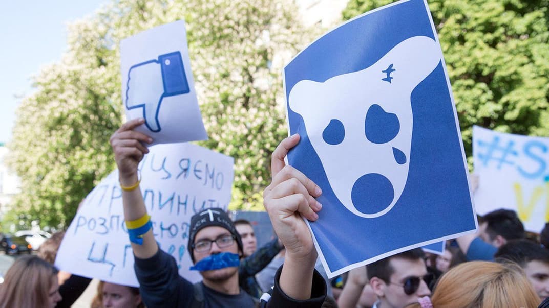 Президент Зеленский продлил запрет российских соцсетей в Украине еще на три года. Акция протеста студентов и школьников против запрета российской соцсети «ВКонтакте» у здания Администрации президента в Киеве, 19 мая 2017 года