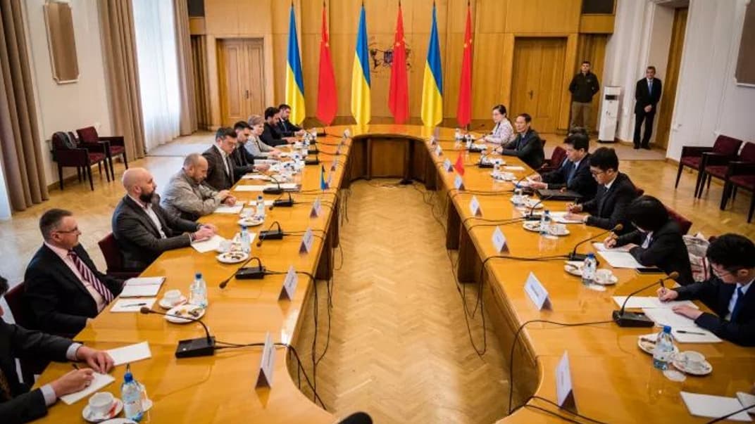 Зустріч українських представників на чолі з Дмитро Кулебою та китайської делегації Лі Хуея в Києві, 17 травня 2023 року