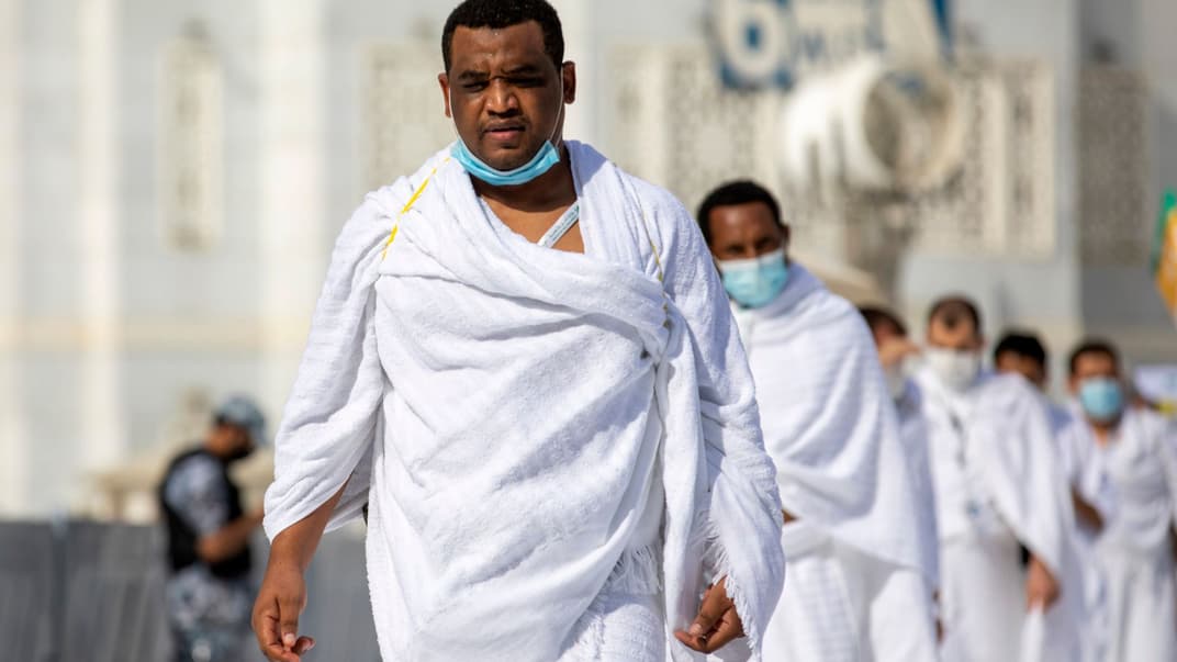 Ограниченное количество паломников с соблюдением социальной дистанции совершает ритуал хадж в Священной Мечети в Мекке, 29 июля 2020 года