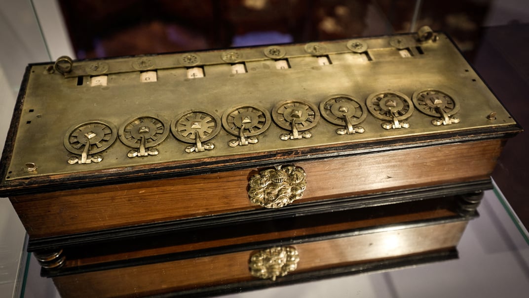 Механічний обчислювальний аппарат La Pascaline, який виставили на аукціон Christie's у Парижі, 11 вересня 2025 року