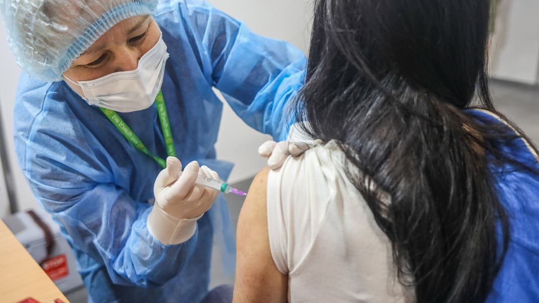 Медицинская работница делает укол вакциной CoronaVac против коронавируса в Центре вакцинации в Киеве, 29 мая 2021 года