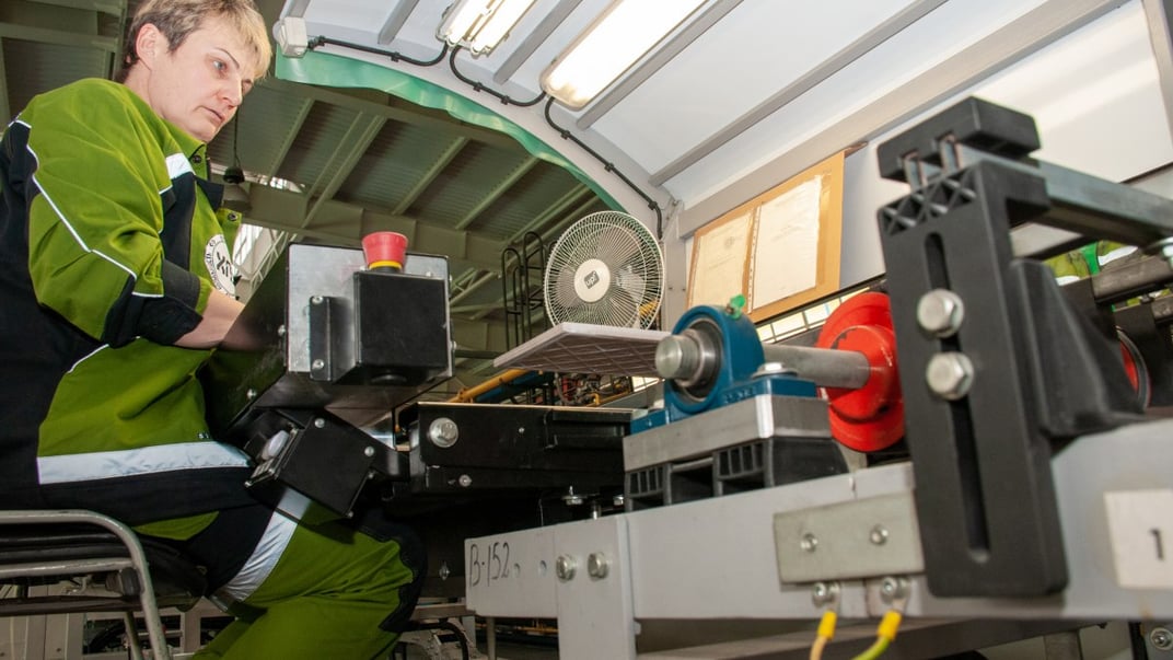 Иллюстративное фото. Сотрудница проверяет плитку на качество на Харьковском плиточном заводе, 24 сентября 2021 года