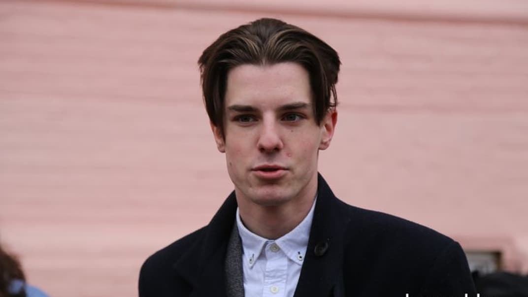 Підозрюваний у хуліганстві активіст Роман Ратушний біля Печерського суду у Києві, 29 березня 2021 року